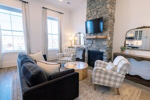 TV, fireplace - Luxury Loft on Jacksonville’s Historic Square (Jacksonville)