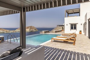 Outdoor pool - Villa Kephala a Beachfront Luxury with Pool and directly access to the beach (otzias)
