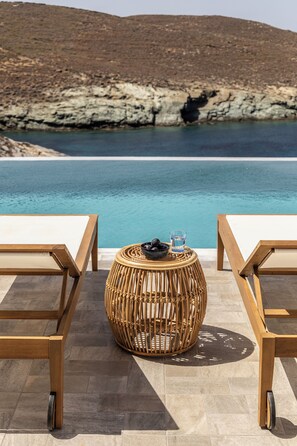 Property grounds - Villa Kephala a Beachfront Luxury with Pool and directly access to the beach (otzias)