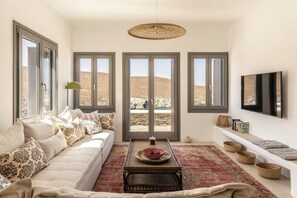 Smart TV - Villa Kephala a Beachfront Luxury with Pool and directly access to the beach (otzias)