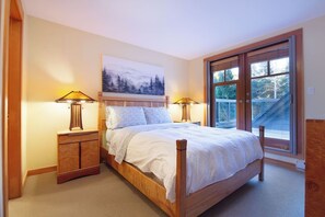 Desk, iron/ironing board, WiFi, bed sheets