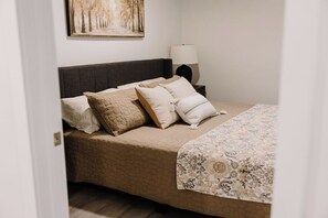 Tabla de planchar con plancha, wifi, ropa de cama