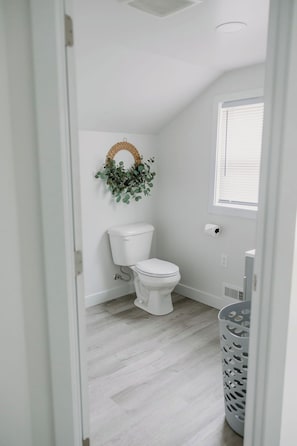 Ducha, secador de pelo, toallas y jabón