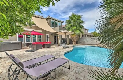 Spacious 5-bedroom house with Heated & Cooled Pool, Hot Tub & Movies!