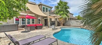 Spacious 5-bedroom house w/Heated Pool, Hot Tub & Movies!