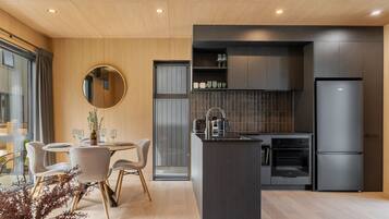 Kjøleskap, mikrobølgeovn, ovn og kokeplater