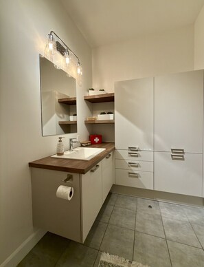 Sèche-cheveux, serviettes fournies, papier toilette