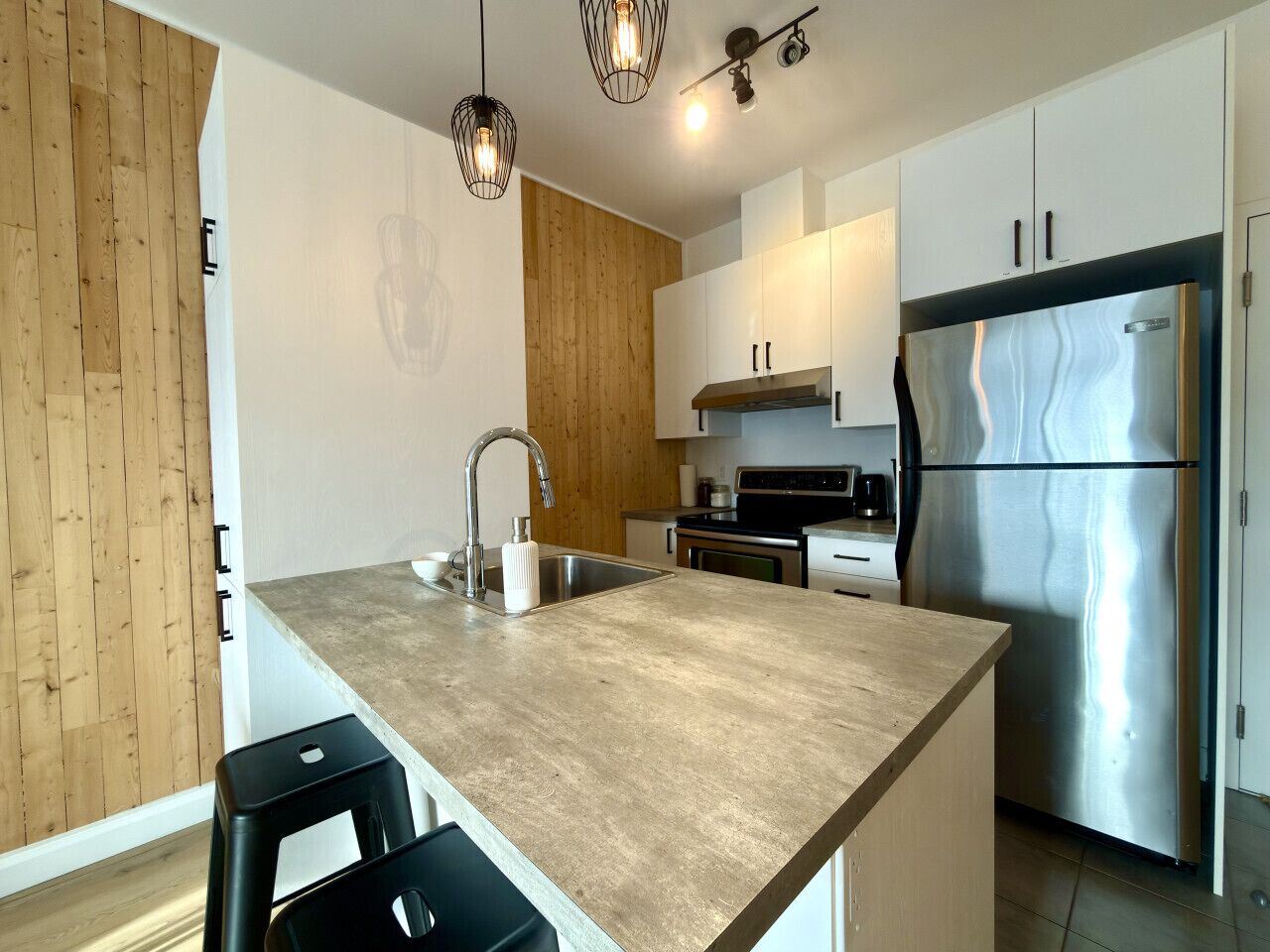 Réfrigérateur, micro-ondes, four, plaque de cuisson