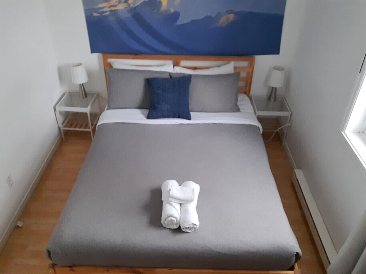 Escritorio, wifi, ropa de cama