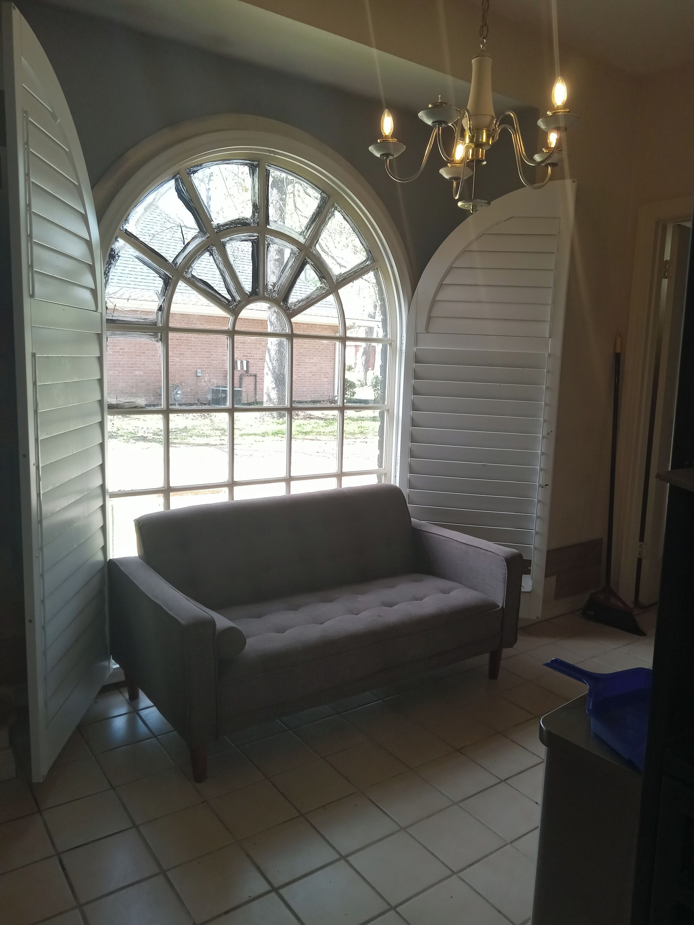 Een televisie en een open haard