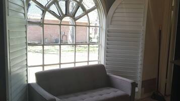 Een televisie en een open haard