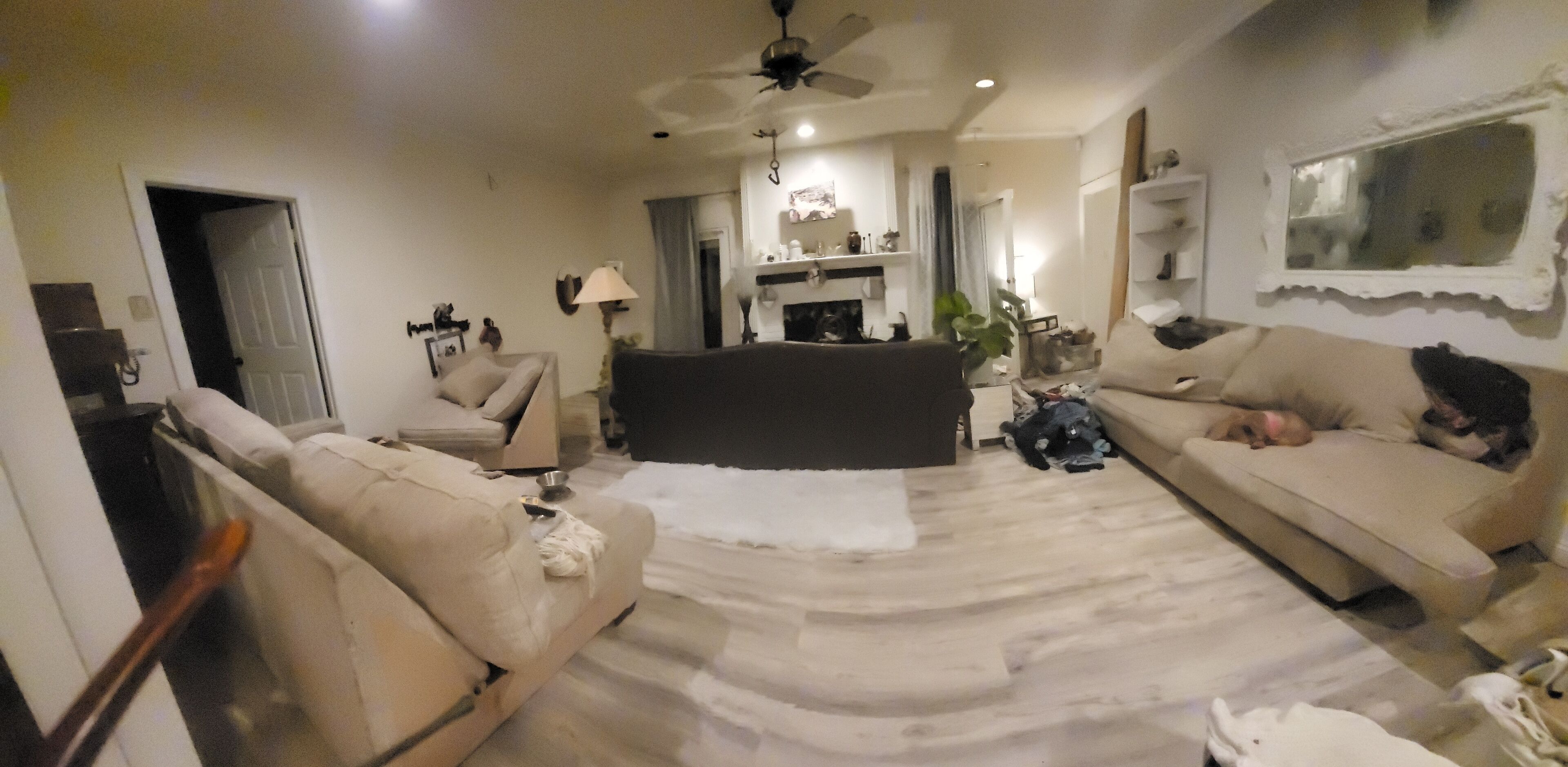 Een televisie en een open haard