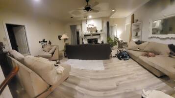 Een televisie en een open haard