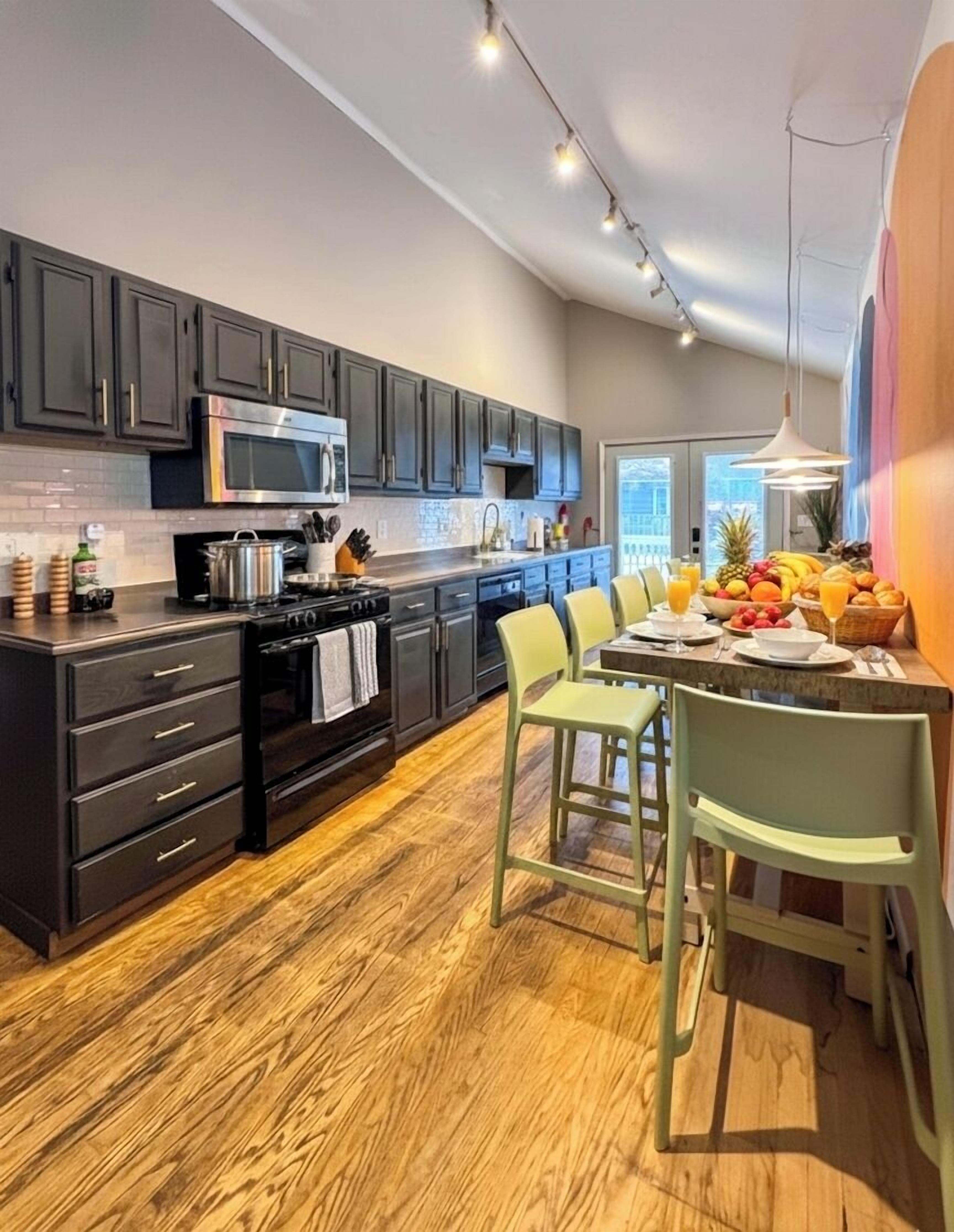 Een magnetron, een oven, een kookplaat, een vaatwasser