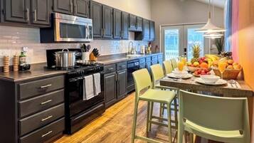 Een magnetron, een oven, een kookplaat, een vaatwasser