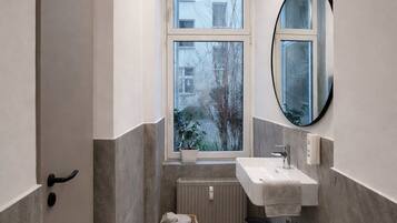 Sèche-cheveux, serviettes fournies, savon, shampoing