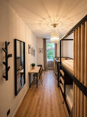 Basic Triple Room, City View | Free WiFi - Berlin Sleep Club (Berlin)