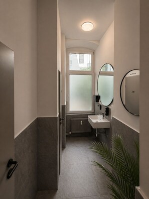 Hair dryer, towels, soap, shampoo - Berlin Sleep Club (Berlin)