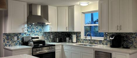 Kjøleskap, ovn, kokeplater og oppvaskmaskin