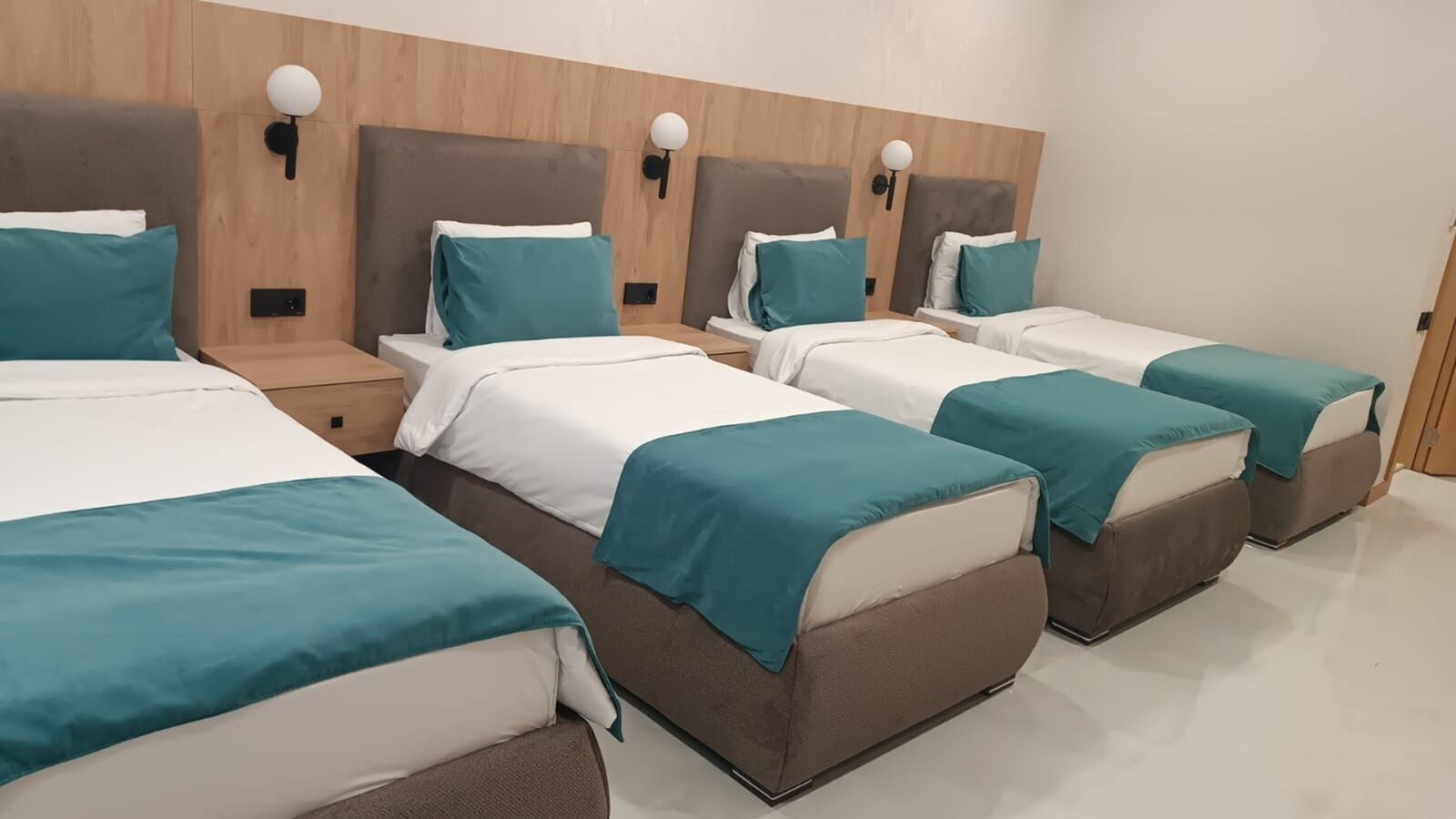 Quadruple Room | Premium bedding, desk, free WiFi, bed sheets