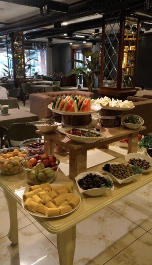 Free daily buffet breakfast - Nerimanov ALTUS Hotel & Restaurant (Baku)