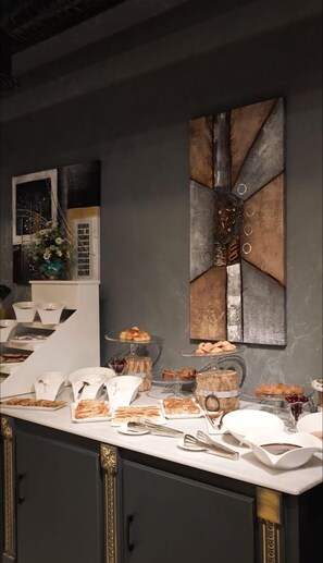 بوفيه فطور مجانًا يوميًا