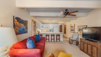 Condo (2 Bedrooms) | Property amenity