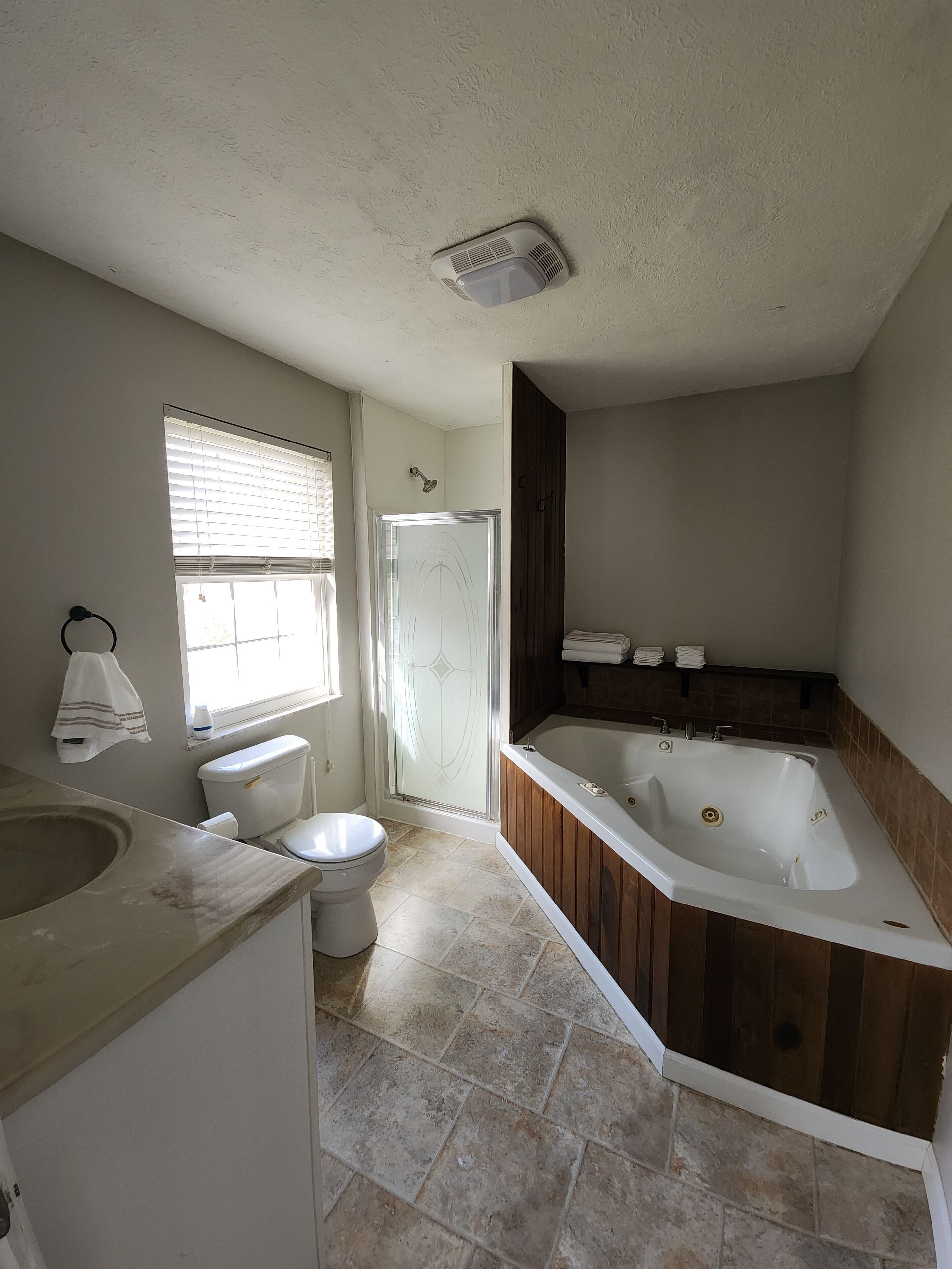 Jetted tub, towels, soap, shampoo