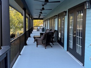 Terrace/patio - Charming 6-Bedroom Contemporary Lake House in Livingston, Texas (Livingston)