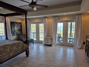 6 bedrooms, iron/ironing board, WiFi, bed sheets - Charming 6-Bedroom Contemporary Lake House in Livingston, Texas (Livingston)