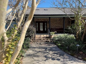 Exterior - Charming 6-Bedroom Contemporary Lake House in Livingston, Texas (Livingston)
