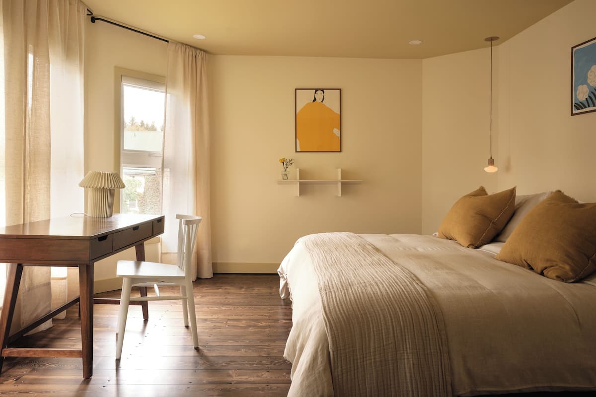 Habitación doble estándar | Ropa de cama de alta calidad y cortinas blackout 