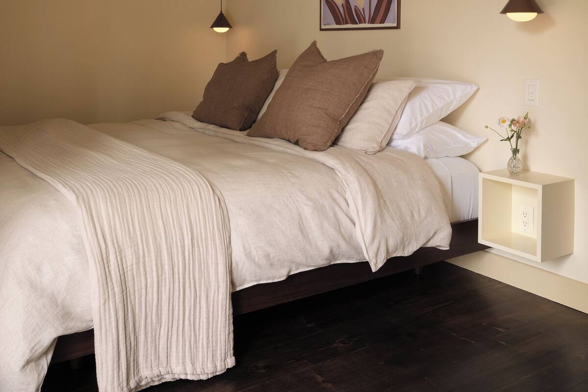 Double Room, Balcony | Iron/ironing board, free WiFi