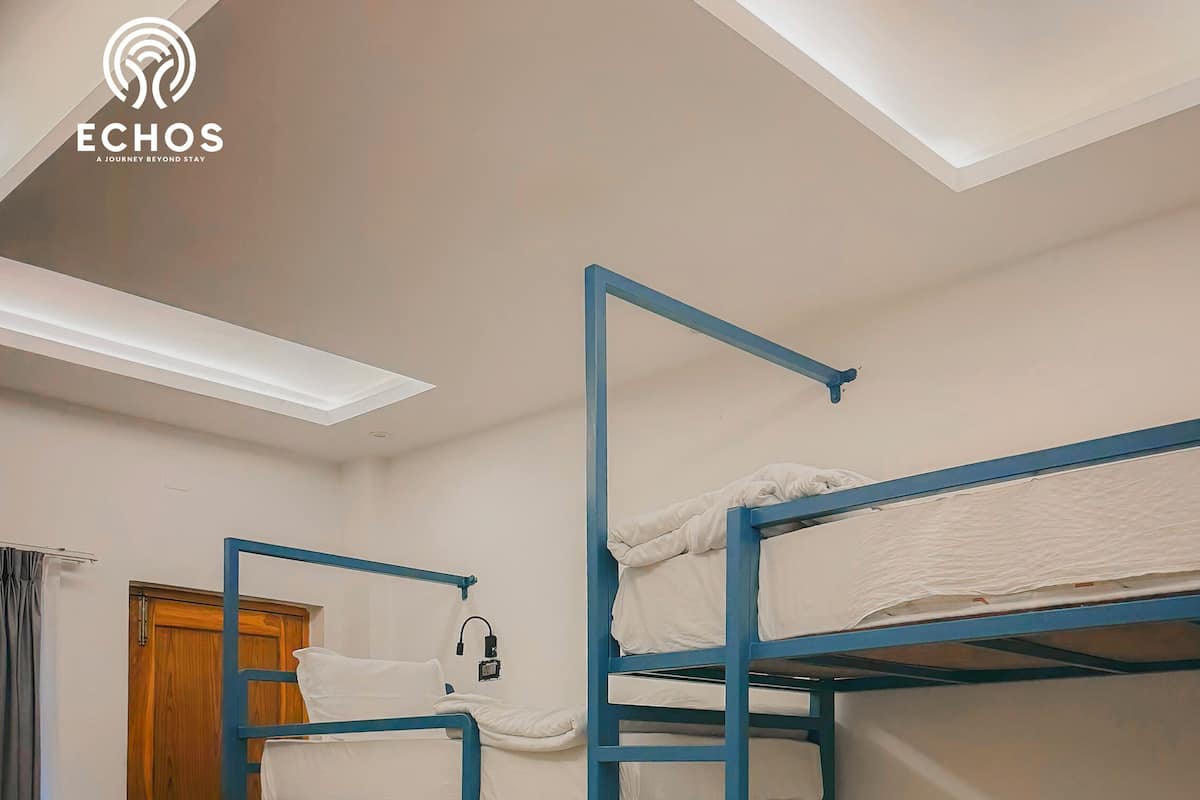 Dormitorio compartido Premium, balcón | Caja fuerte, cortinas opacas, tabla de planchar con plancha