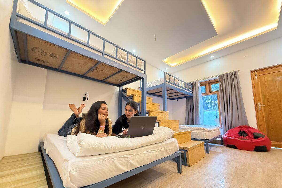 Dormitorio compartido de lujo, balcón, vistas a la montaña | Caja fuerte, cortinas opacas, tabla de planchar con plancha