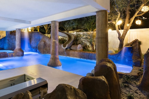 Gulf views, Saltwater lagoon & waterfall, Beach@2min walk, Firepit, Golf Cart, Elevator