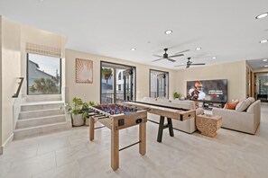 Games room - Gulf views, Saltwater Grotto and Lagoon, Beach@2min walk, Firepit, Golf Cart, Elevator (Destin)