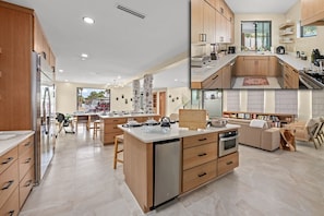 Frigorífic, microones, forn i placa de cuina