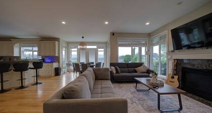 Lakeside Home: Sleeps 23/HotTub/Game Room/Theatre/Espresso/Private Lake