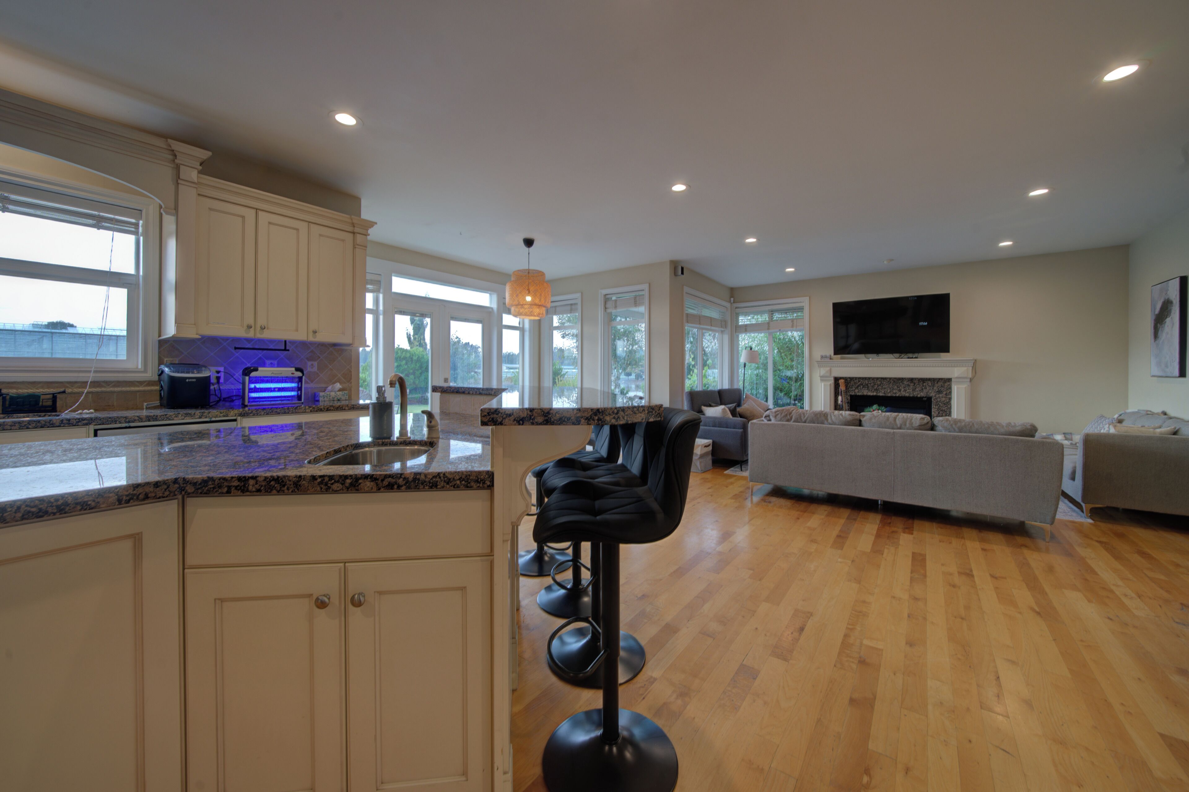 Lakeside Home: Sleeps 23/hottub/game Room/theatre/espresso/private Lake - Abbotsford