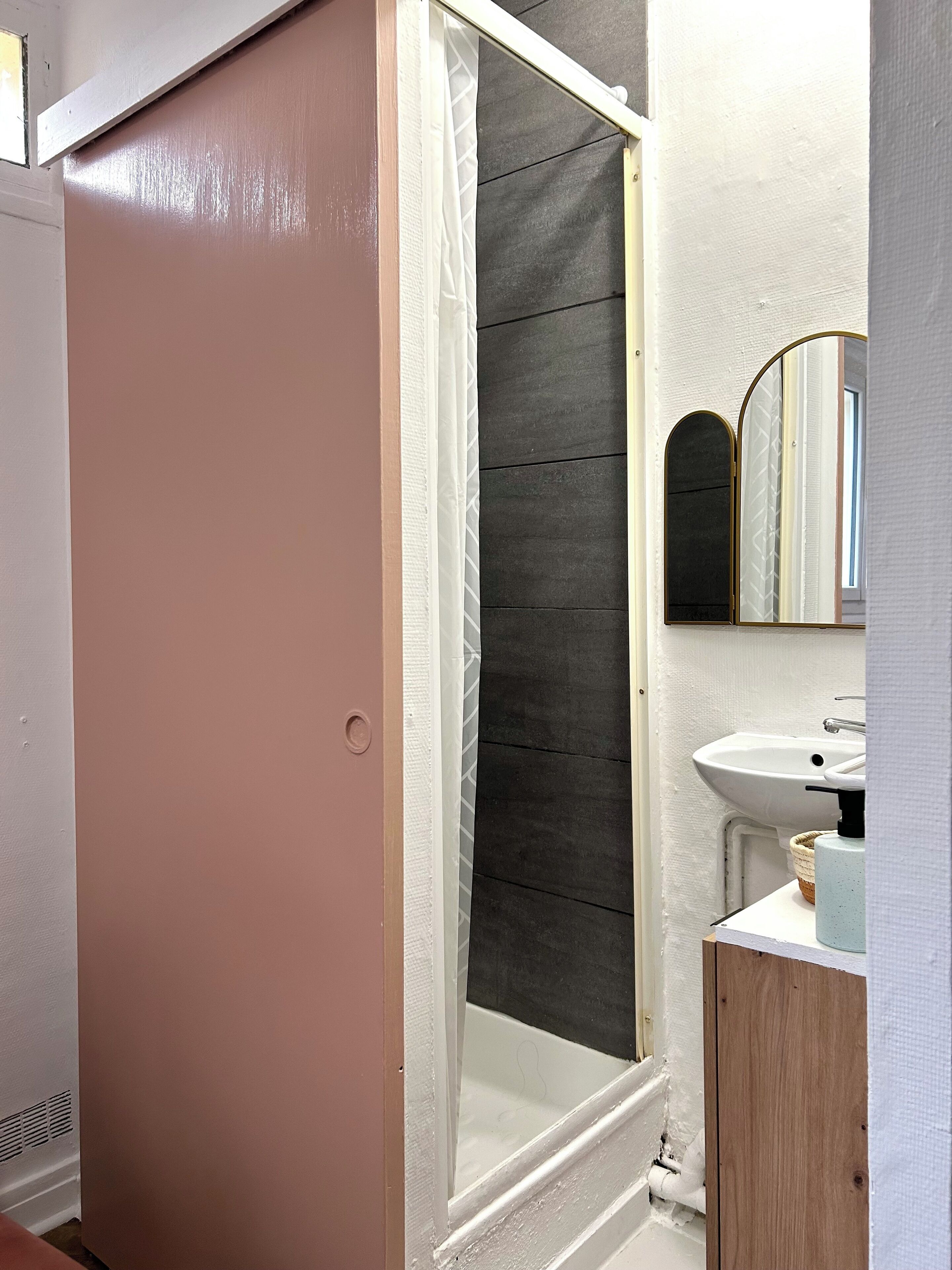 Dusj, hårføner, håndklær og såpe