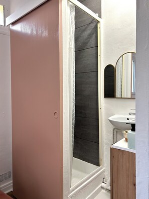 Dusj, hårføner, håndklær og såpe