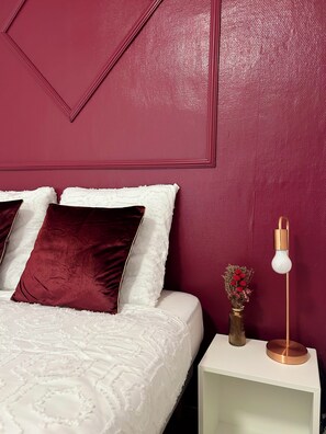 Tabla de planchar con plancha, wifi y ropa de cama