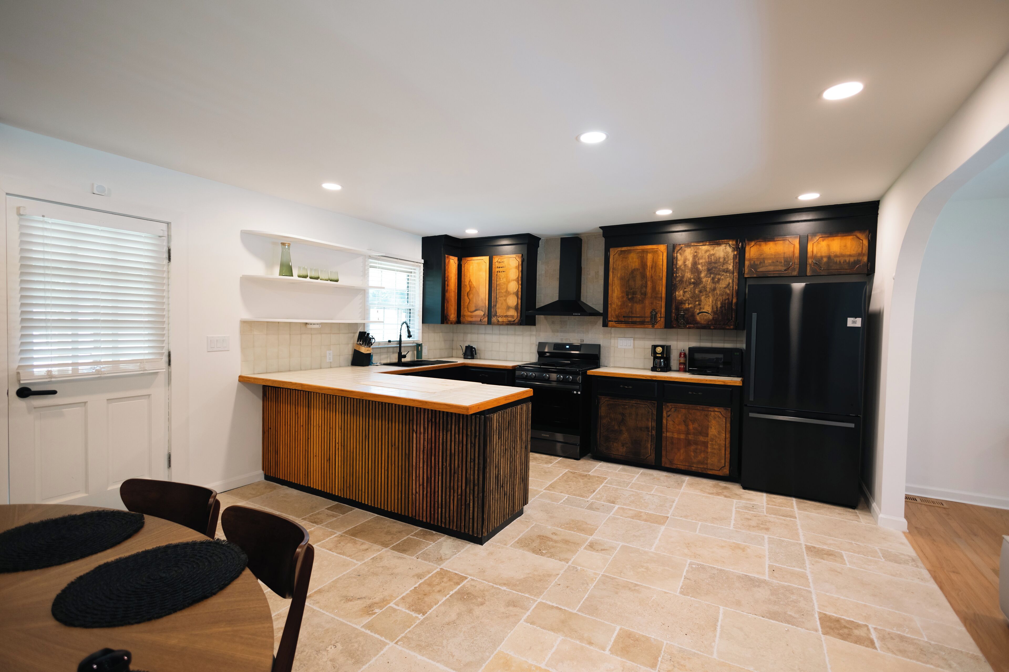 Frigorifero, microonde, forno, piano cottura