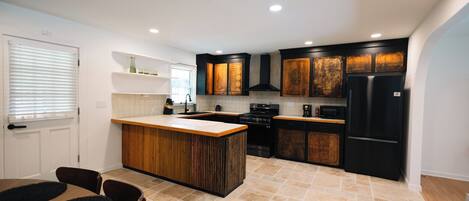 Frigorifero, microonde, forno, piano cottura