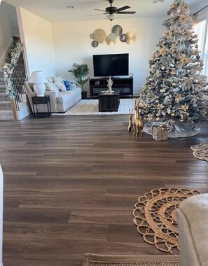 Living area - New house. 20 minutes from ATX, 5 bedrooms (Manor)
