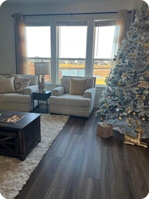 Living area - New house. 20 minutes from ATX, 5 bedrooms (Manor)
