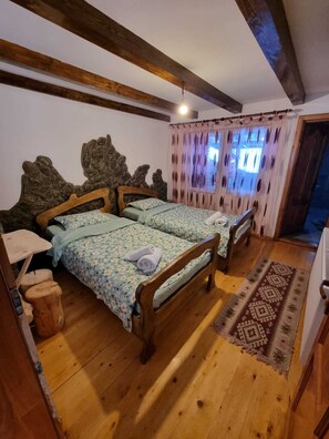 Room - Delightful 6-bedroom chalet in Dâmbovicioara perfect for group getaways (Brașov)