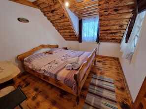 WiFi, bed sheets - Delightful 6-bedroom chalet in Dâmbovicioara perfect for group getaways (Brașov)