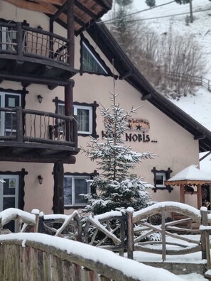 Exterior - Delightful 6-bedroom chalet in Dâmbovicioara perfect for group getaways (Brașov)